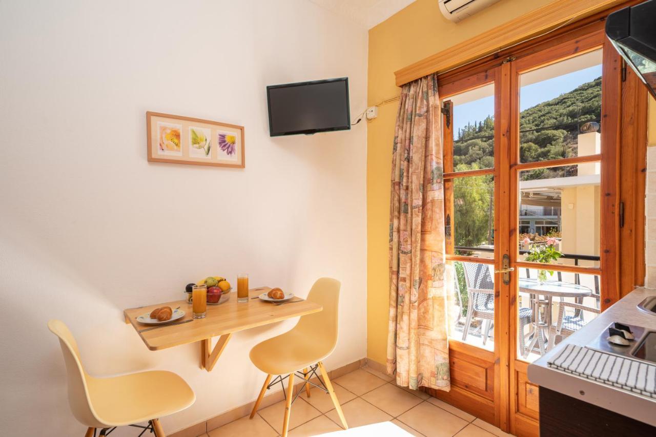 Alexatos Studios & Apartments Agia Efimia エクステリア 写真
