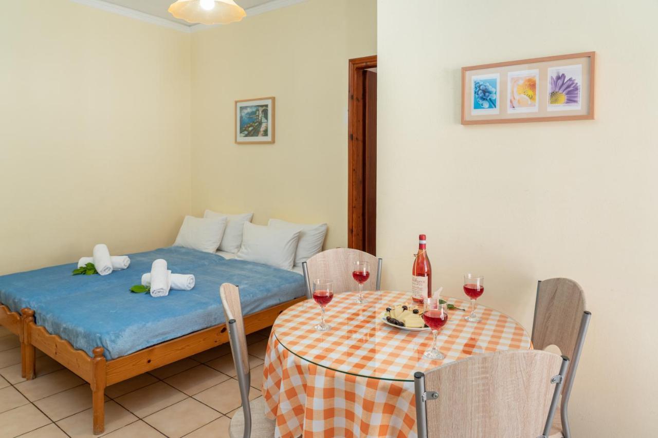 Alexatos Studios & Apartments Agia Efimia エクステリア 写真