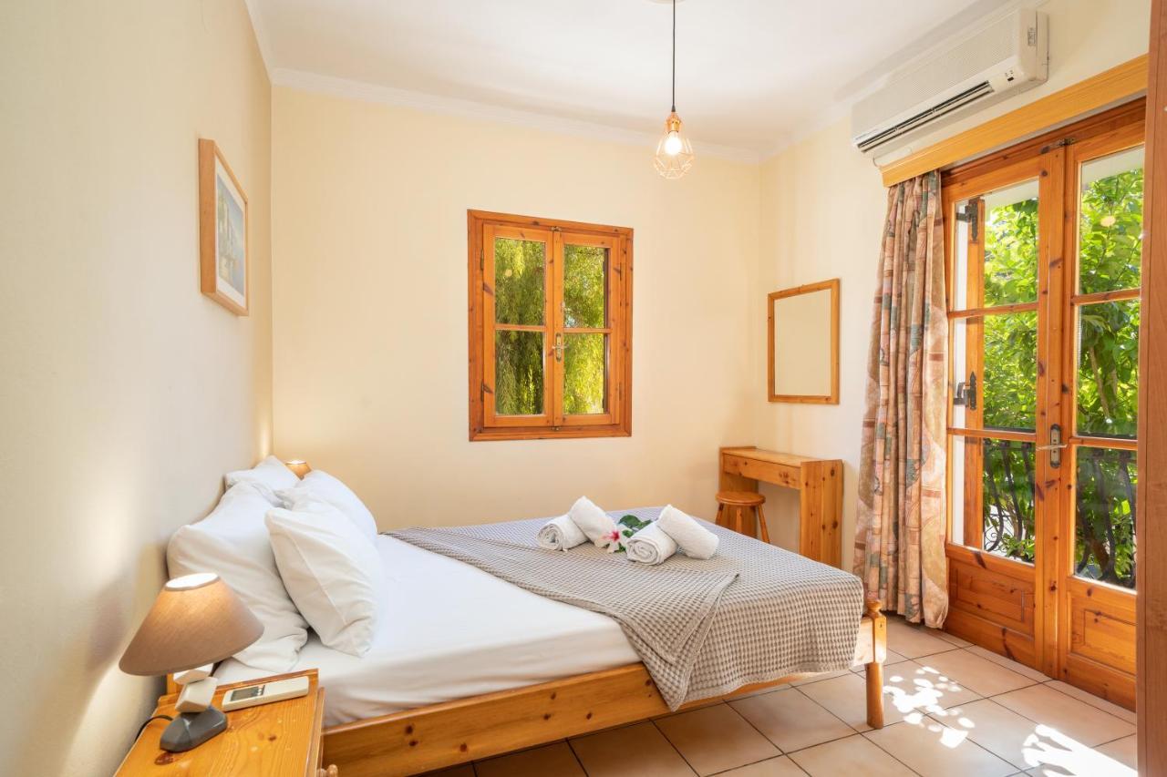 Alexatos Studios & Apartments Agia Efimia エクステリア 写真