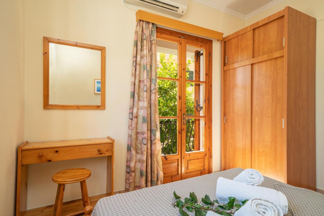 Alexatos Studios & Apartments Agia Efimia エクステリア 写真